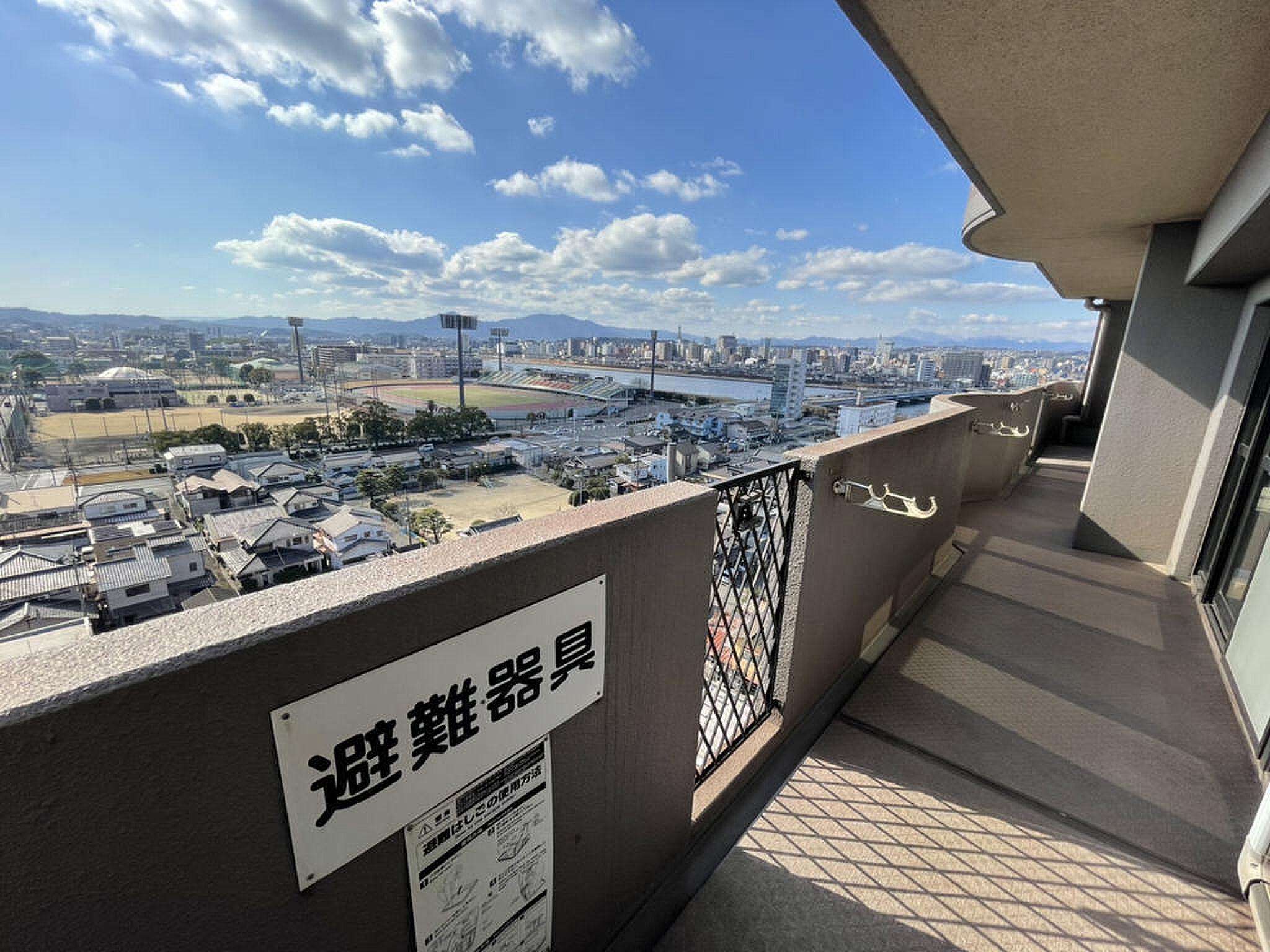 13階、南向き。100㎡を超える屋外の余白から、市街地と山並みを見渡す暮らし