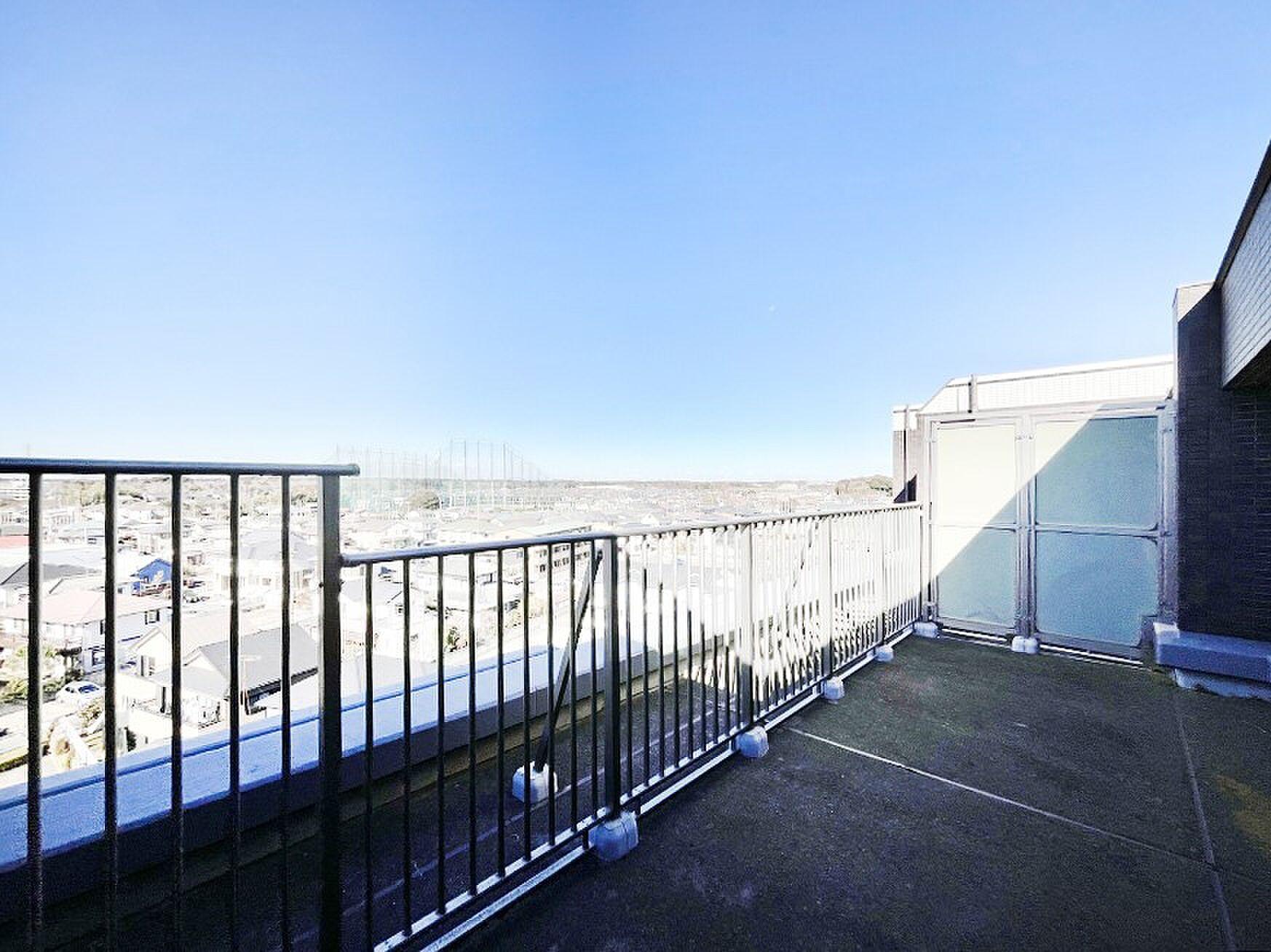 6階南向き、50㎡のルーフバルコニーで空と街並みを独り占めする暮らし