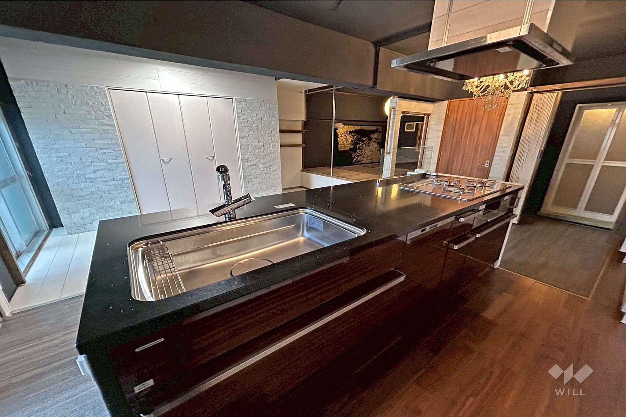 黒い天板の島を囲んで、夜が長くなる部屋