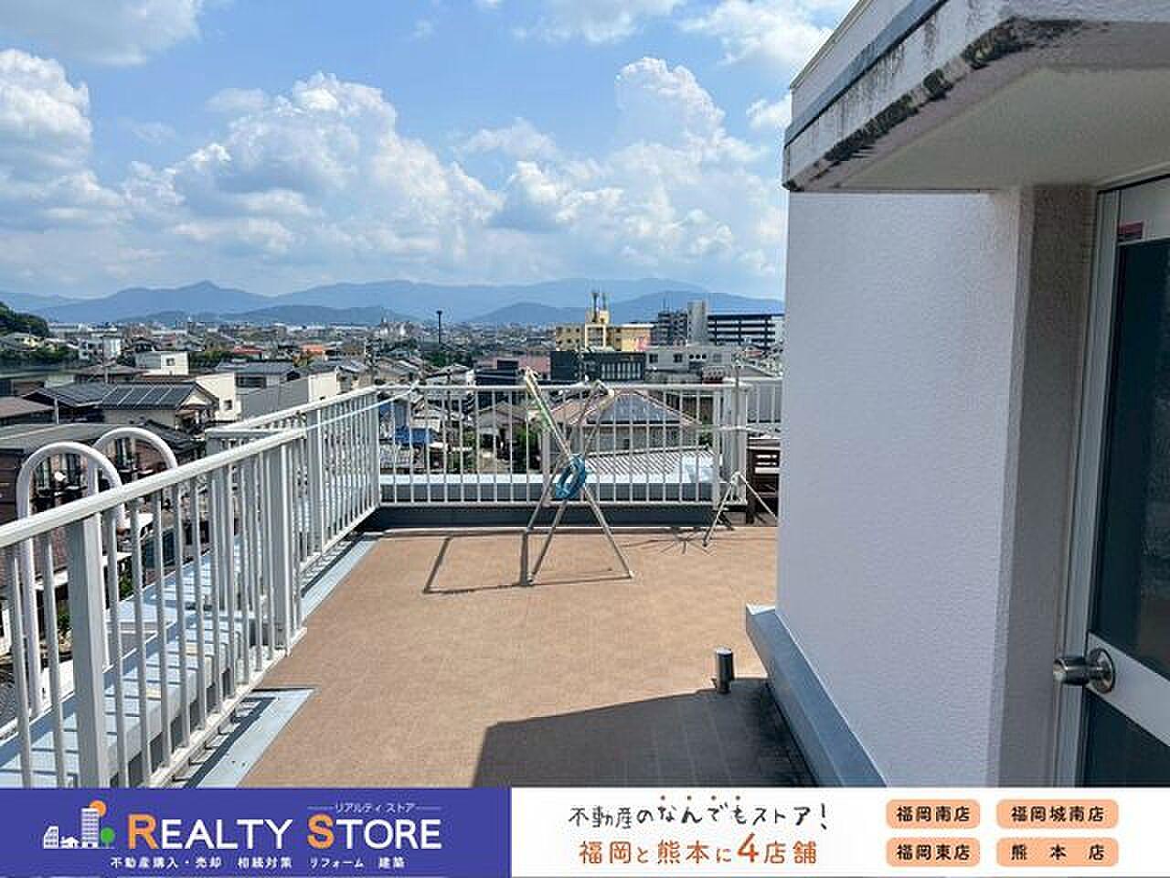 専有面積を超える70㎡超の空。最上階の南向きルーフバルコニーで、山並みを眺めながら暮らす