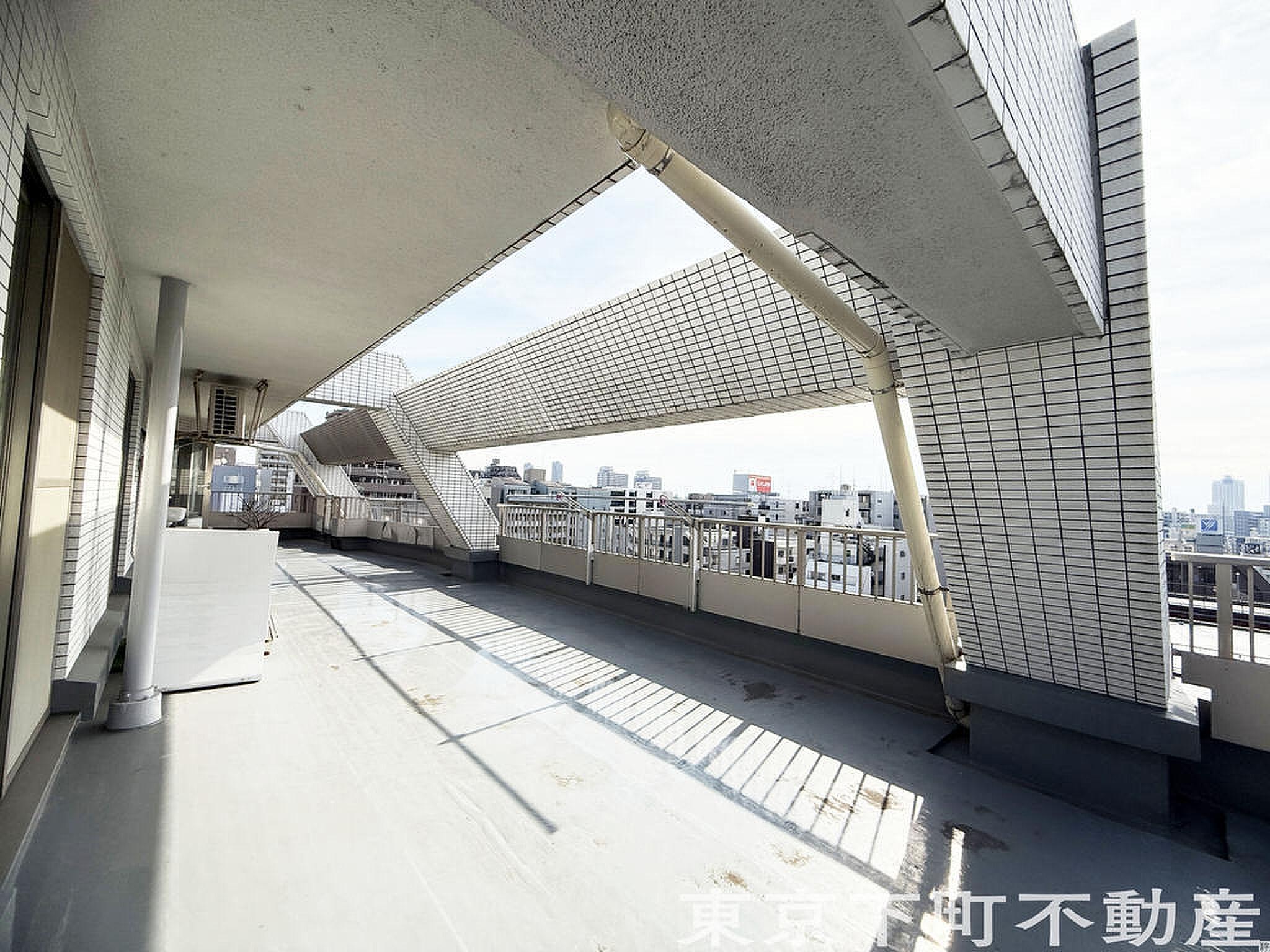 最上階、約75㎡。居室の窓を開けた先が、そのまま空の下の広場になる