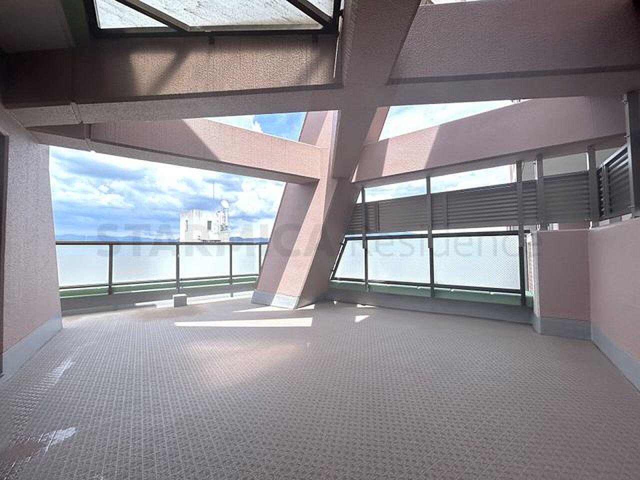 38㎡の屋外に、斜めの梁と京都の空