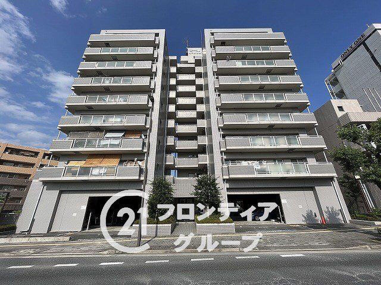 最上階・南向き。専有面積とほぼ同じ広さの空が、リビングの続きにある