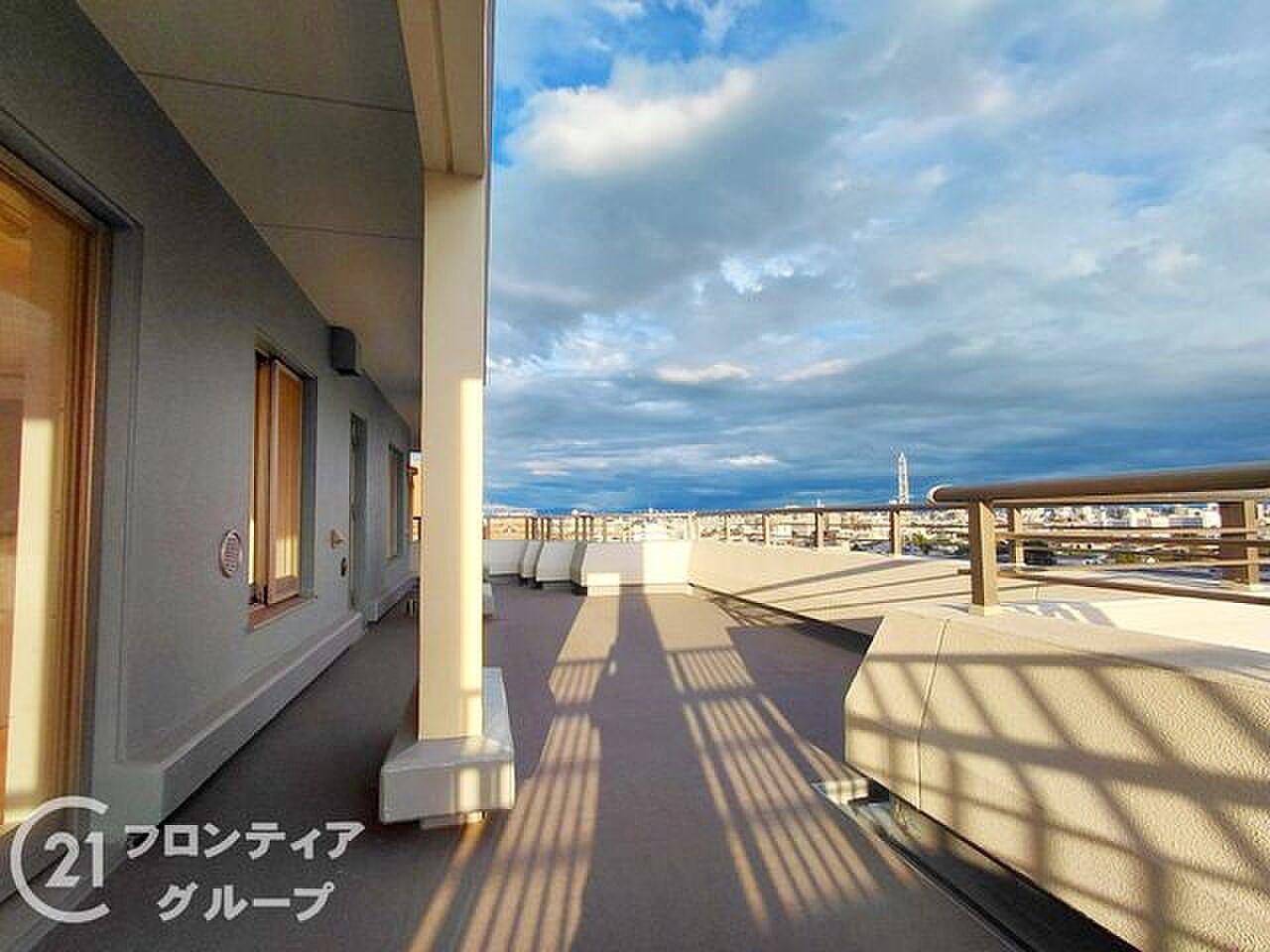 11階建ての10階、南向き31㎡超のルーフバルコニーで、街並みと空をひとりぶん占める暮らし