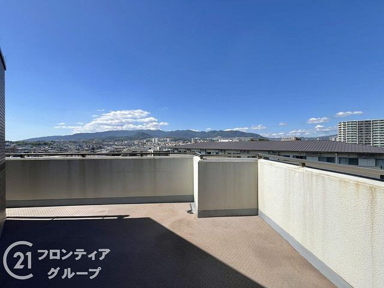 腰壁の上は、山並みと空だけ