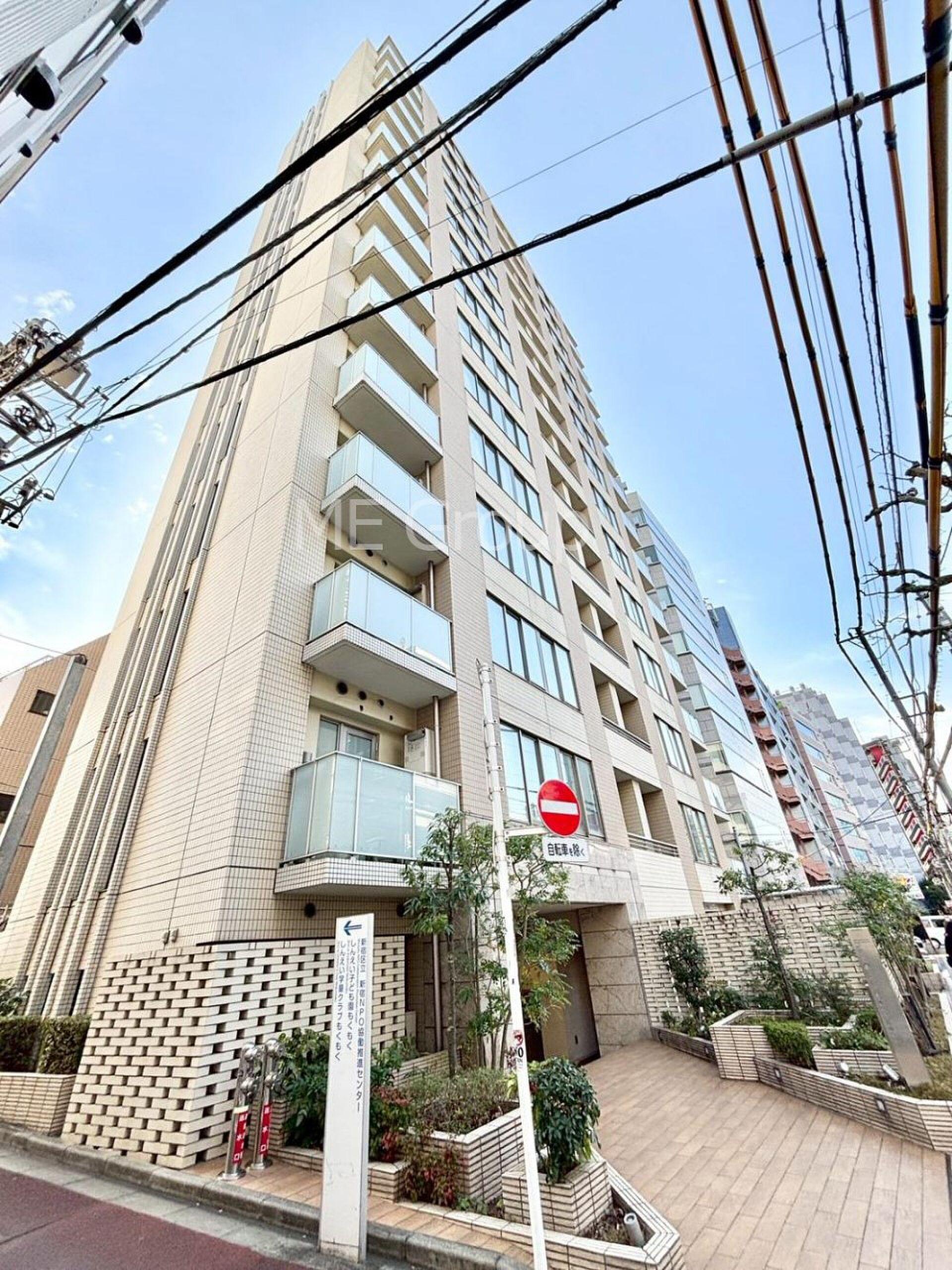 新宿の低層階に、31.8㎡の芝生の庭。リビングから裸足で出られる屋外リビング
