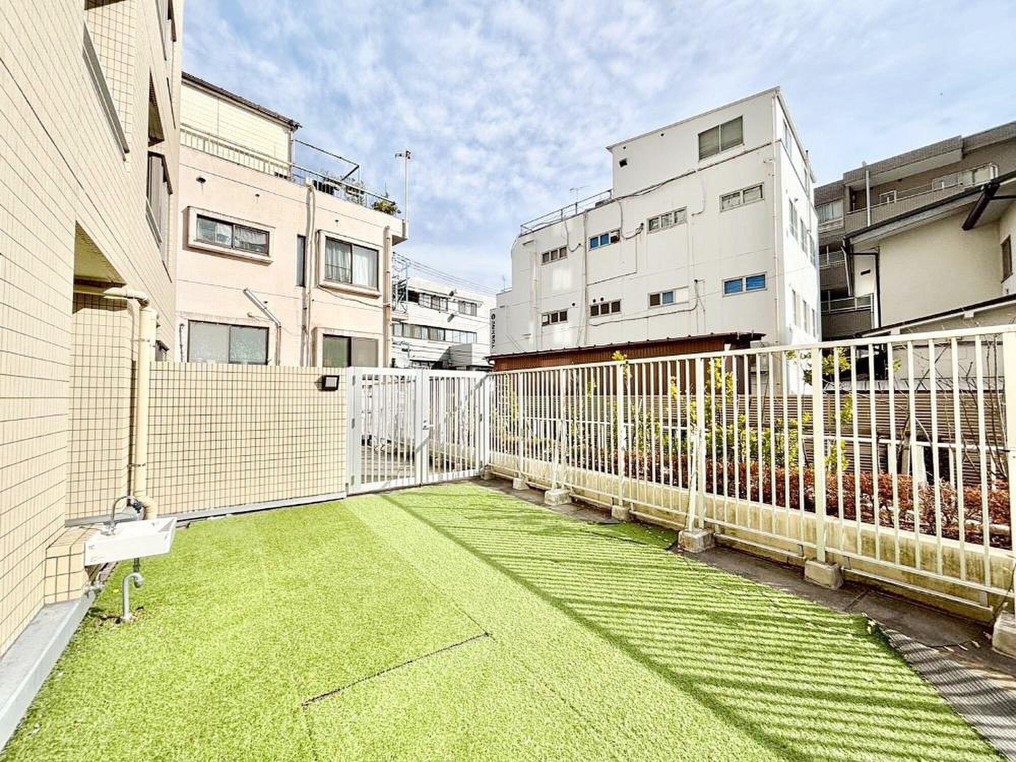 新宿の低層階に、31.8㎡の芝生の庭。リビングから裸足で出られる屋外リビング