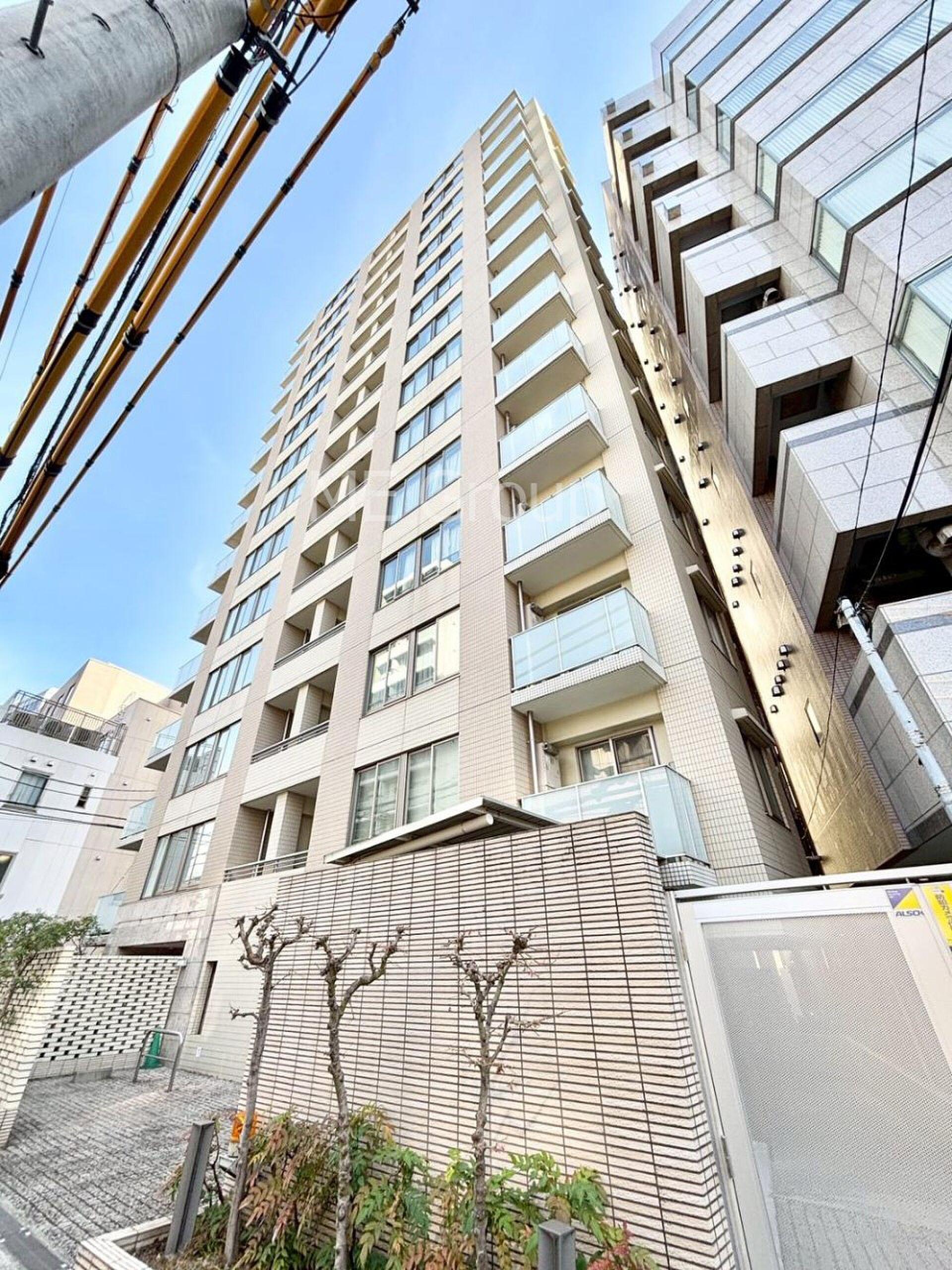 新宿の低層階に、31.8㎡の芝生の庭。リビングから裸足で出られる屋外リビング