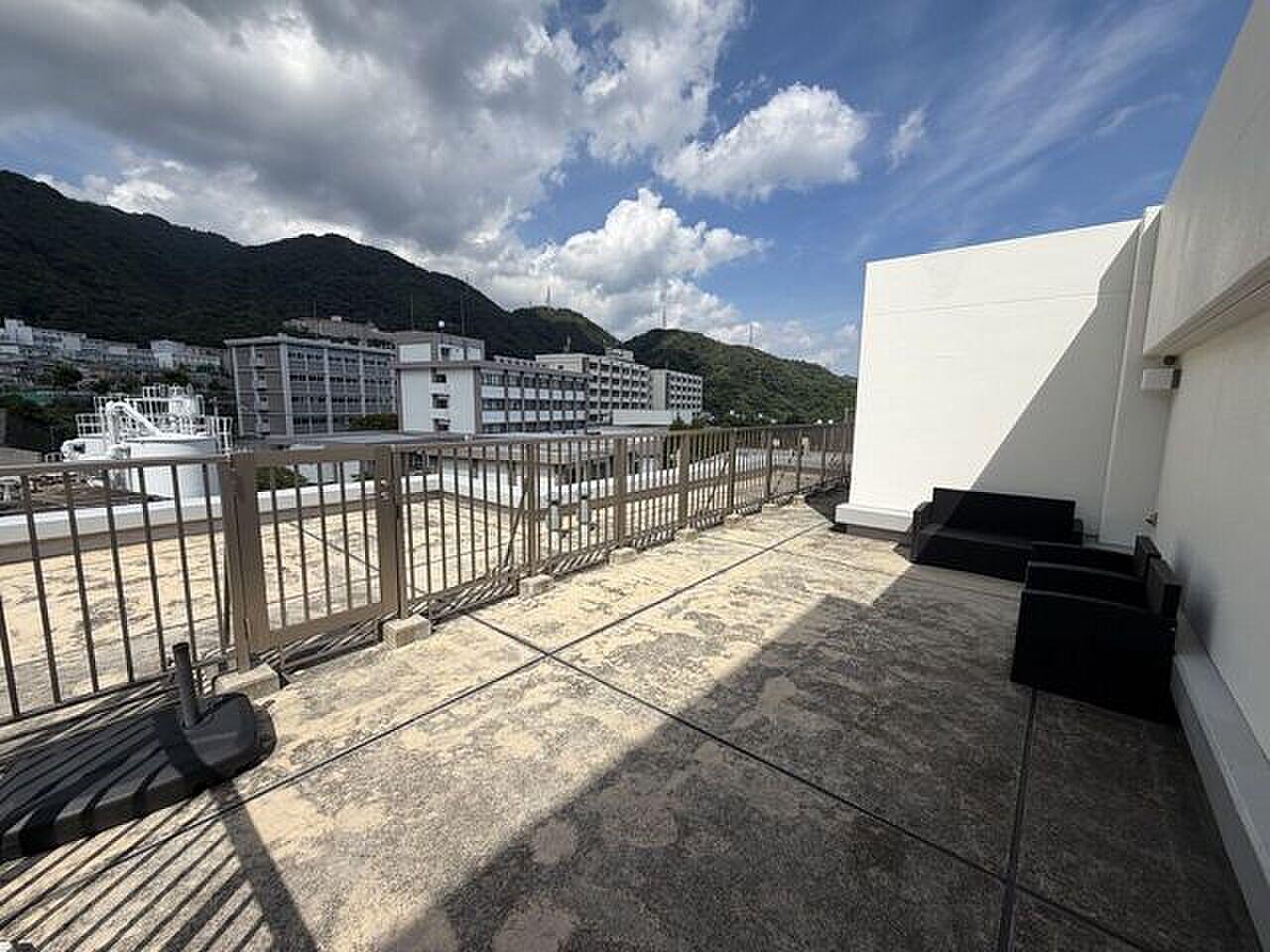六甲の山並みを正面に、44㎡の屋上が一枚の庭になる