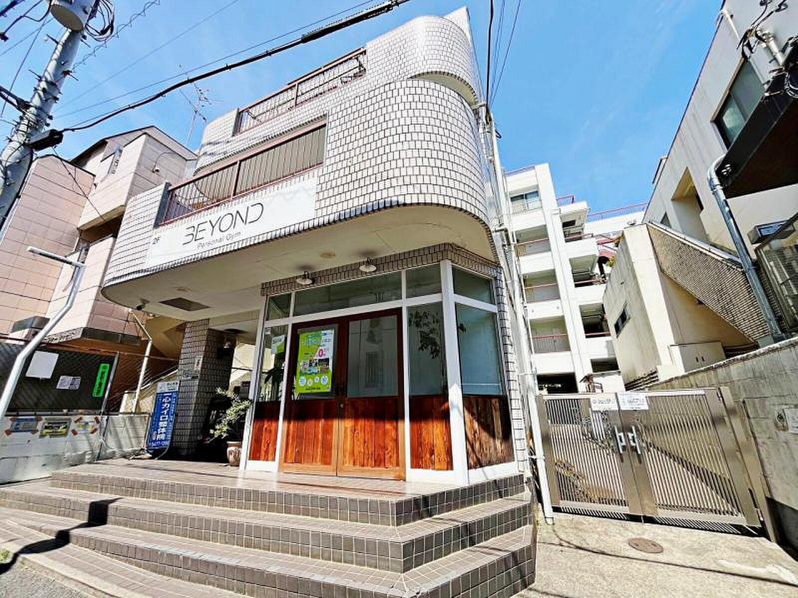 青空に向かってまっすぐ伸びる、16㎡のウッドデッキ
