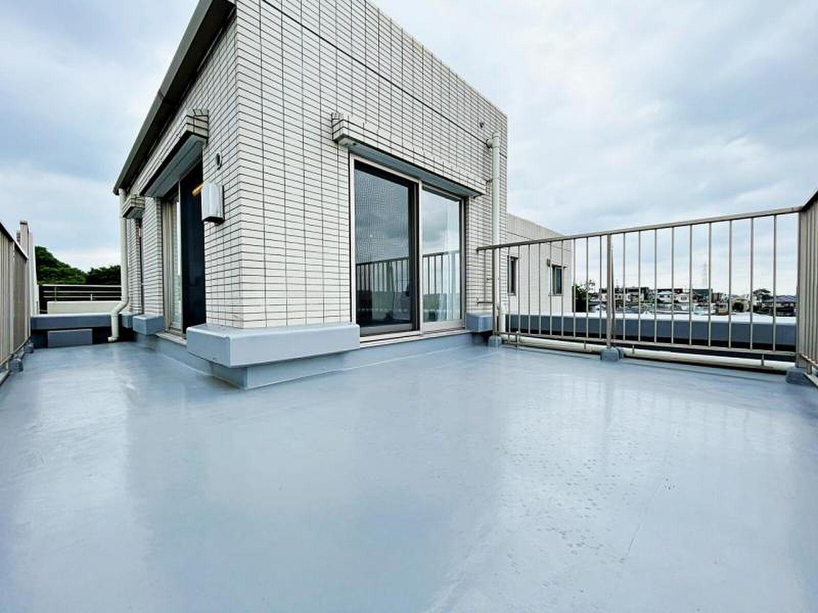5階建ての最上階、屋根の上にひとつづきの平場。リビングの掃き出し窓を開けて、空をそのまま部屋の続きにする暮らし