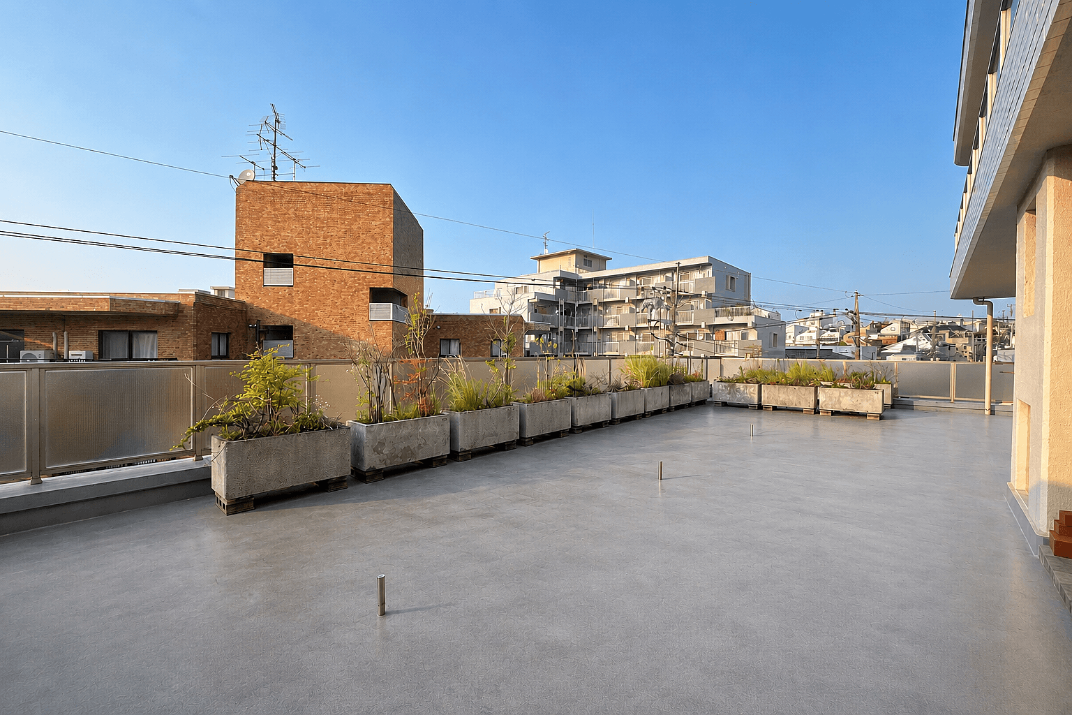 住戸の面積を超える屋外の平場。低層住宅地の空をまるごと使う暮らし