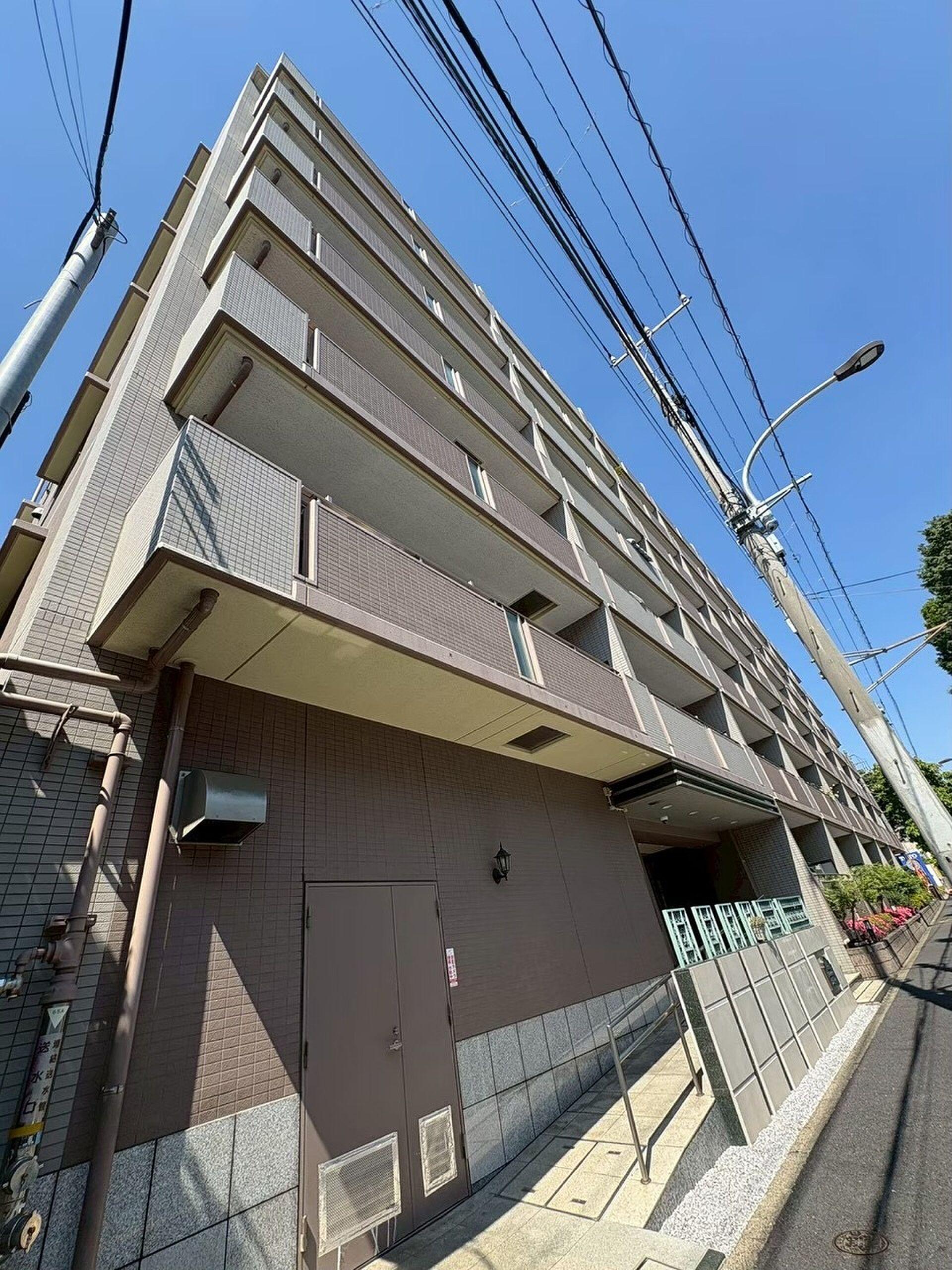 73㎡の空の下、まだ何も置かれていない上階の床