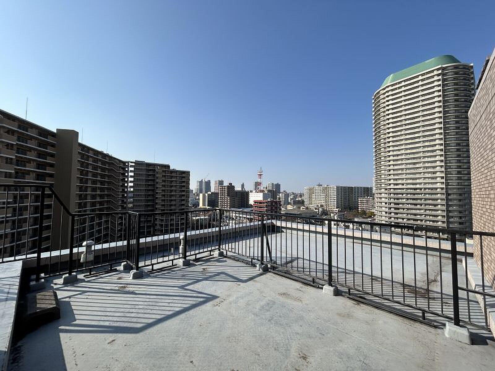 9階建ての最上階、屋根の上に広がる平場から街並みと空をひと続きに見渡す