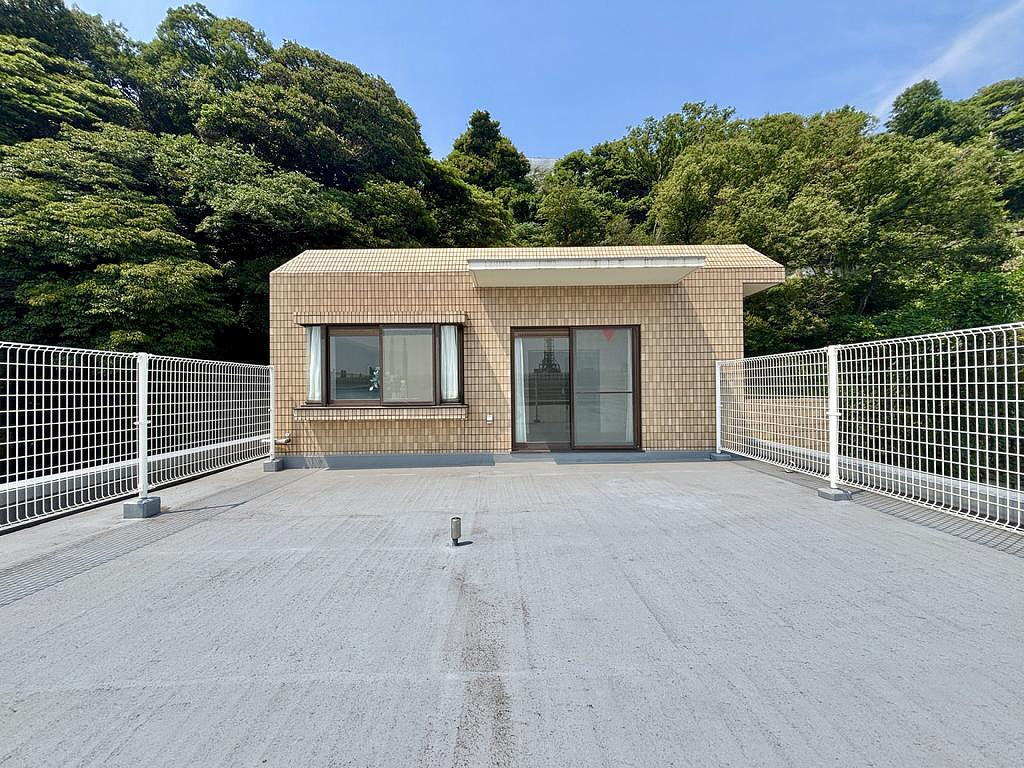 最上階メゾネット、35㎡の空。フェンス越しに広がる横浜の稜線と街並みを、自分の床から眺める暮らし
