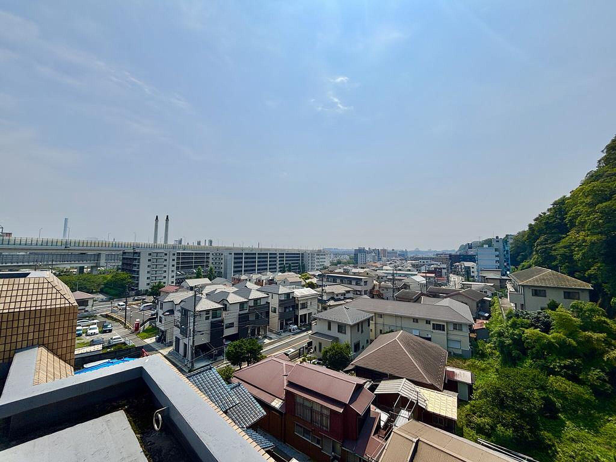 最上階メゾネット、35㎡の空。フェンス越しに広がる横浜の稜線と街並みを、自分の床から眺める暮らし
