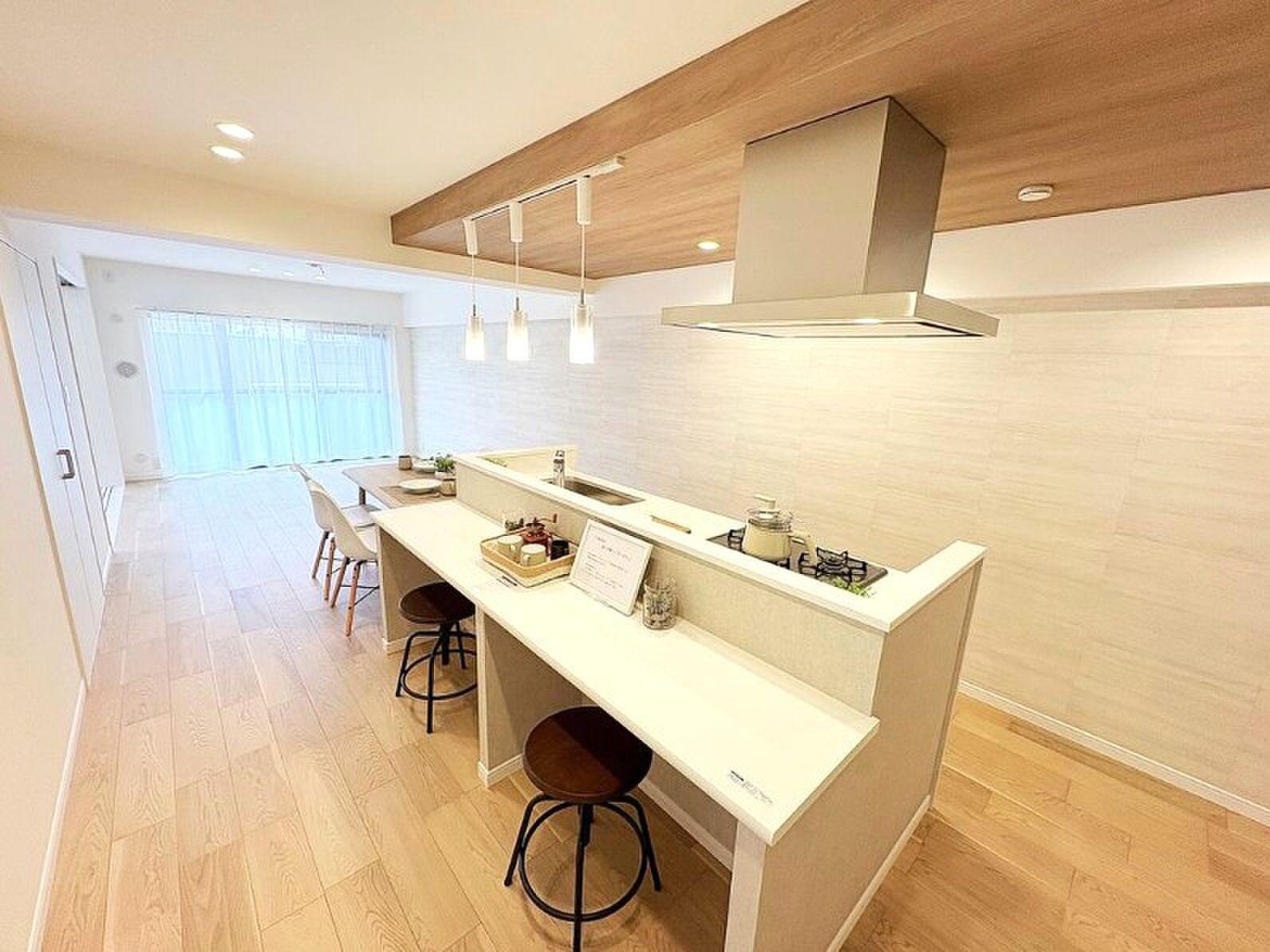 料理する人を囲んで座れる、島型キッチンが主役の18.3帖