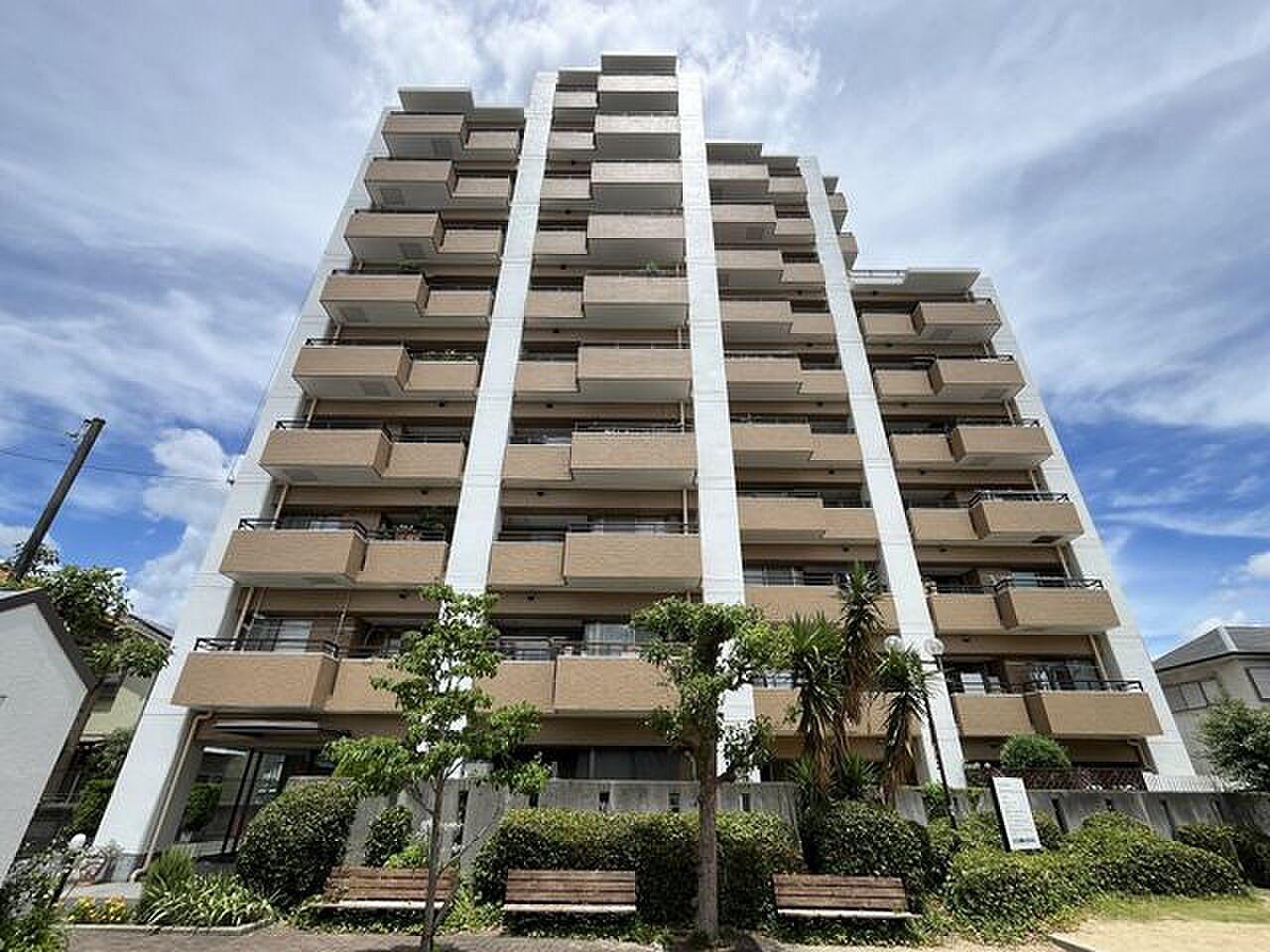 8階の南面、18帖の平場に空だけが広がる