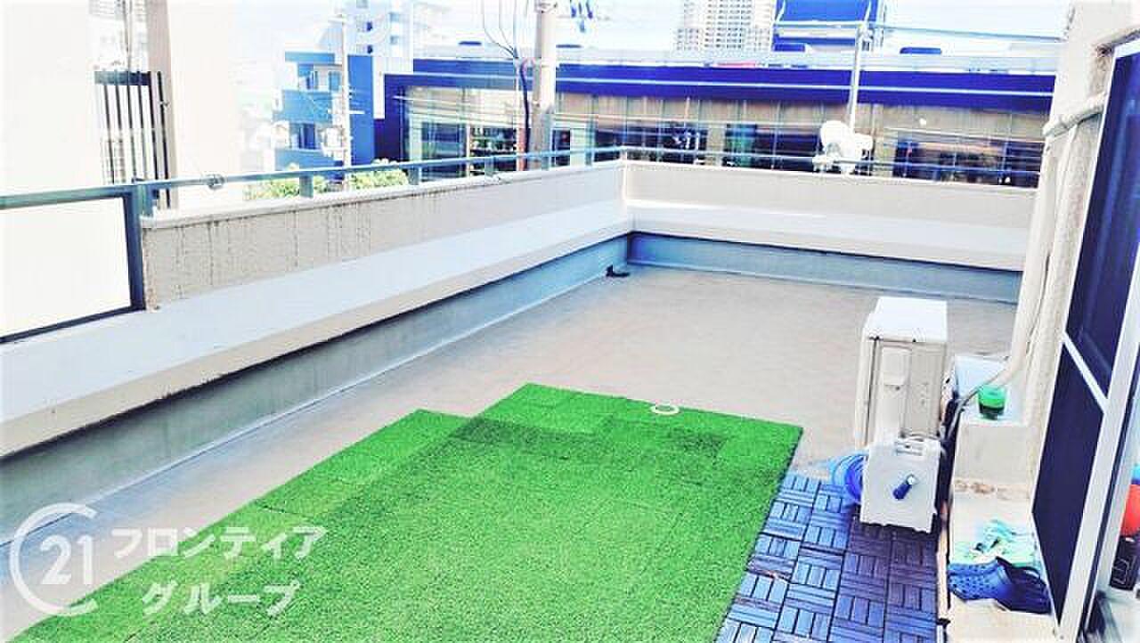 LDK18帖の南東角住戸から、54㎡超の空へ続く平場へ