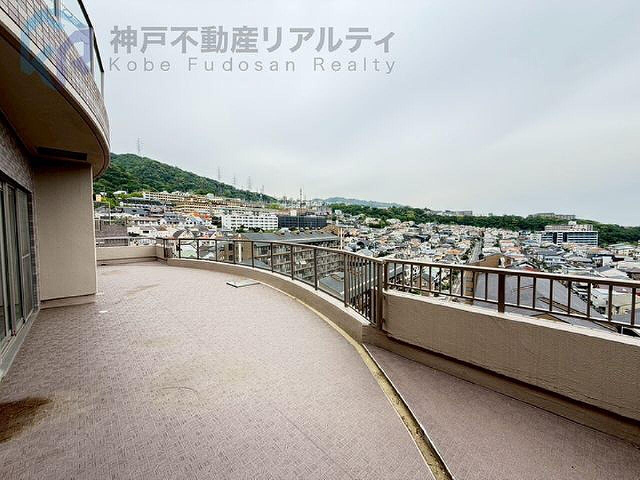 円弧に沿って歩ける、67㎡の空の庭