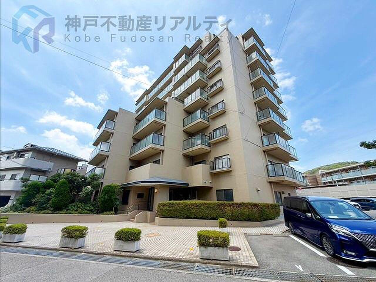 最上階・三方角。空と山並みに囲まれた、屋根のない一室