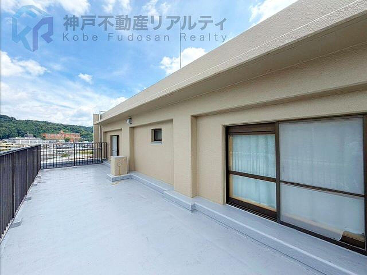 最上階・三方角。空と山並みに囲まれた、屋根のない一室