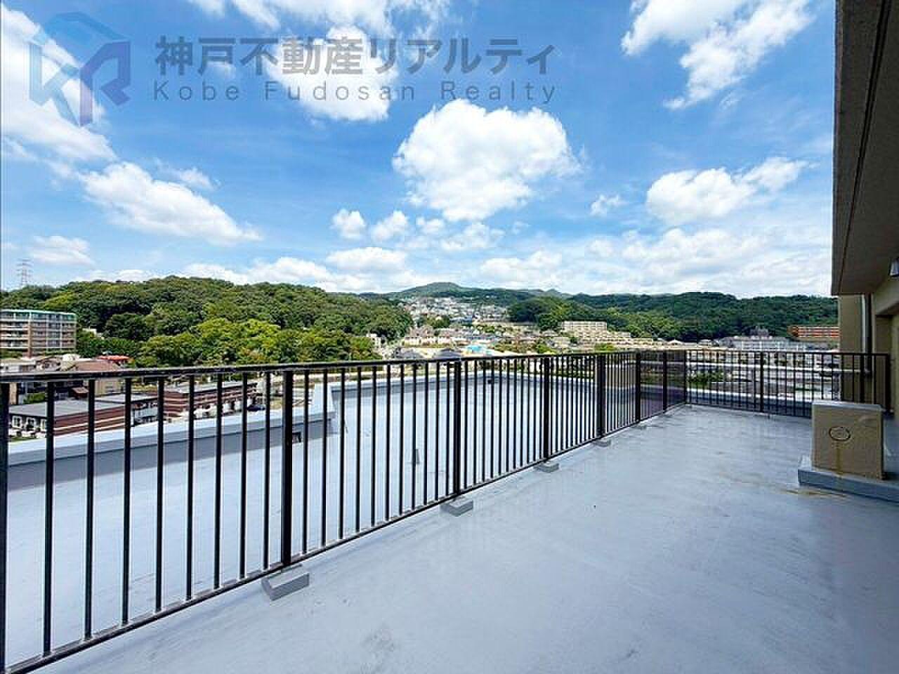 最上階・三方角。空と山並みに囲まれた、屋根のない一室