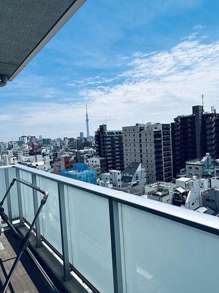 最上階、24㎡の芝の上でハンモックが揺れる