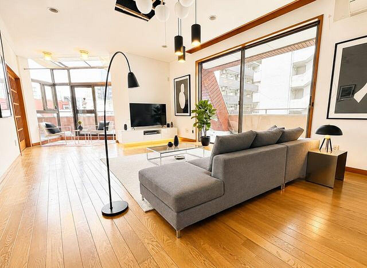 151㎡超の最上階メゾネット、その先に広がる屋上の平場