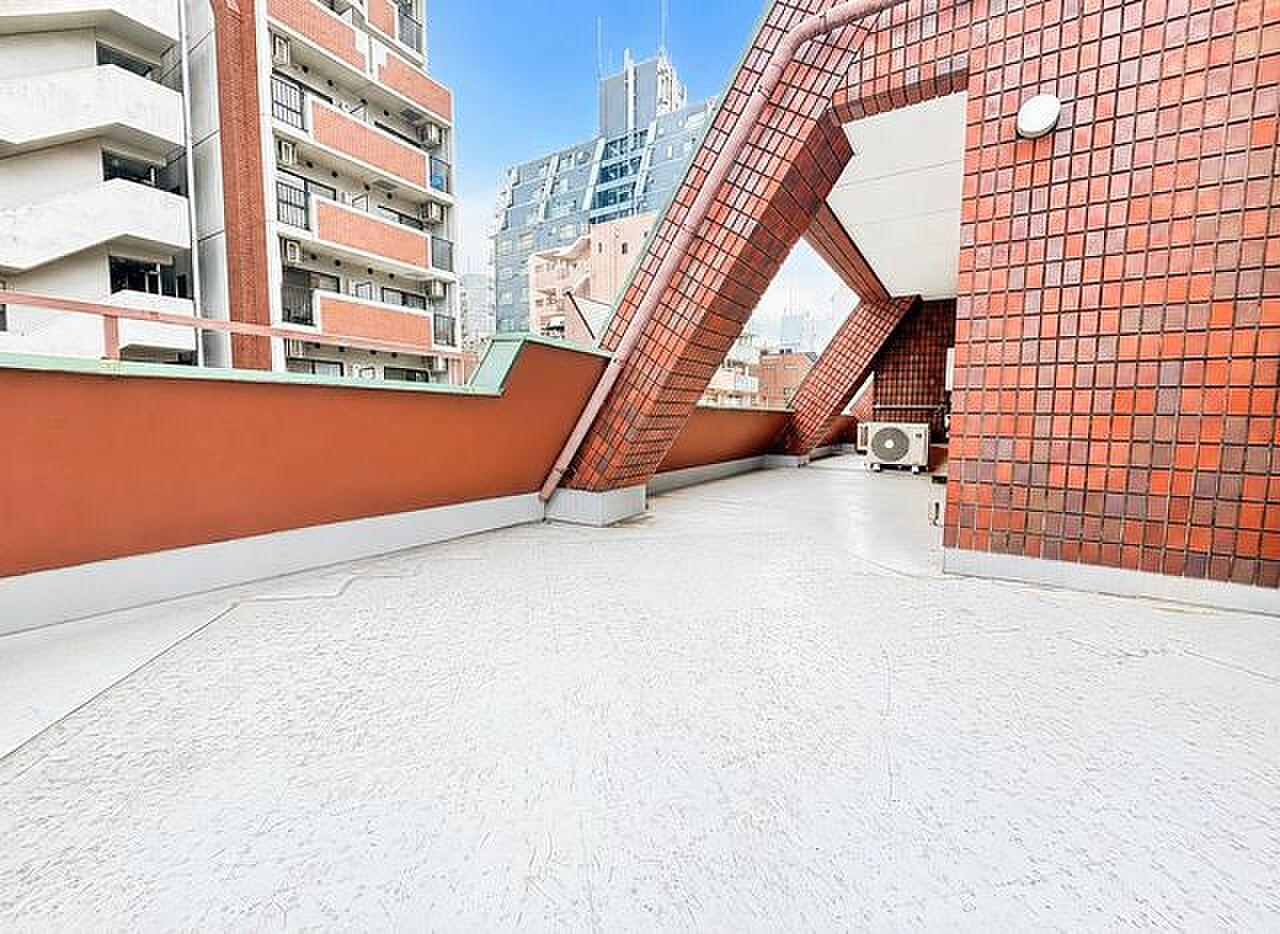 151㎡超の最上階メゾネット、その先に広がる屋上の平場