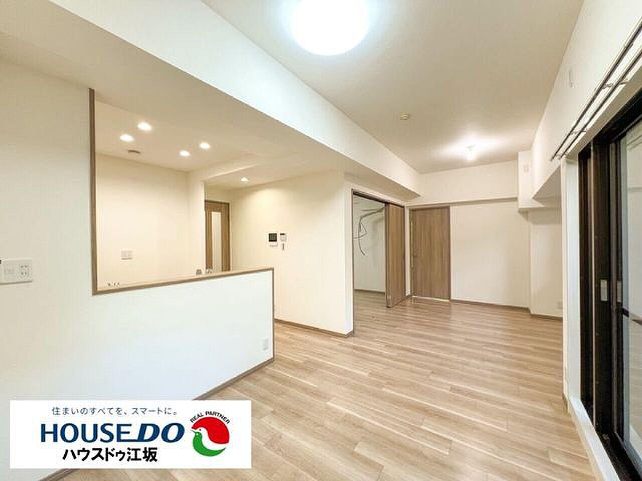 手すりの向こうは一面の木立。空と緑に挟まれた、屋根上のもうひとつの部屋