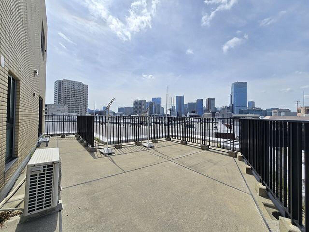 13階、空に開いた28㎡。都心のスカイラインを borrowed view にする屋上の庭