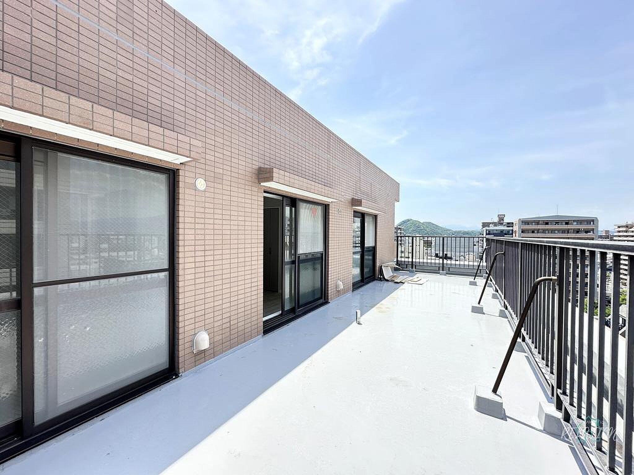 最上階10階、L字に回り込む約26㎡の白い屋外。空だけが正面にある