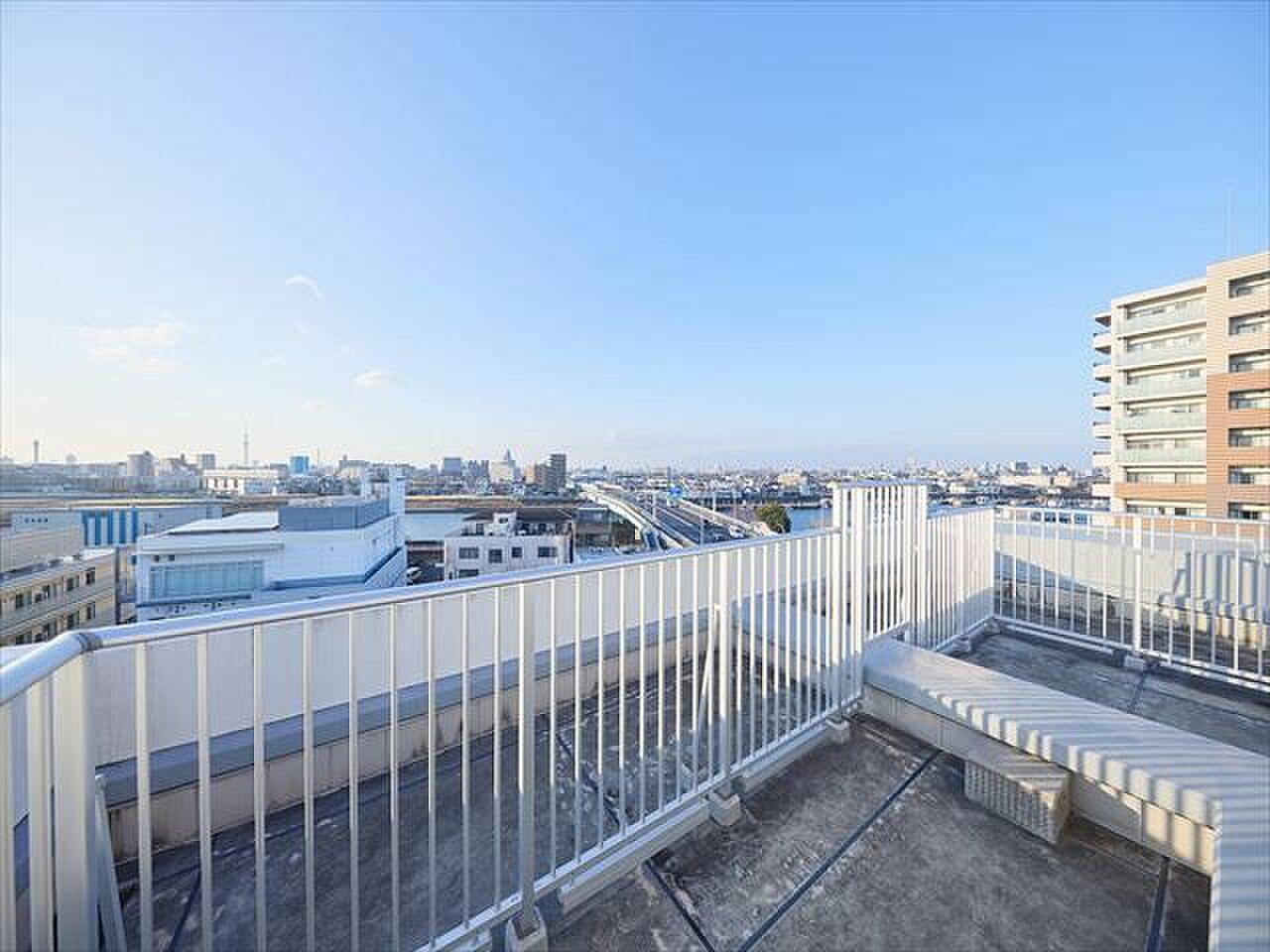 最上階の南向き。空と遠景に向かって、屋根の上のもうひとつの床が広がる