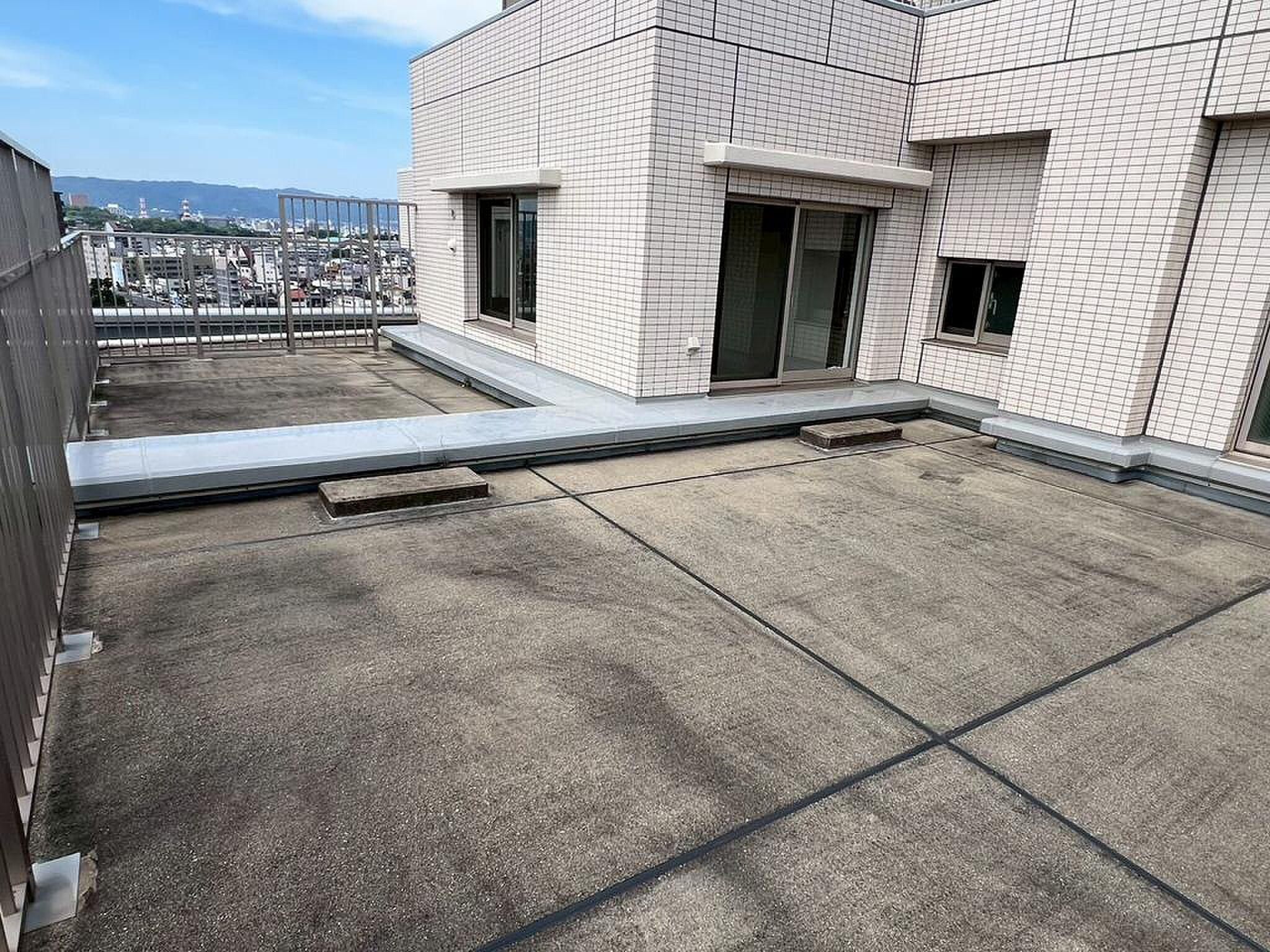 14階、バルコニー合計65㎡超。街と山並みを見渡す屋外リビングの素地