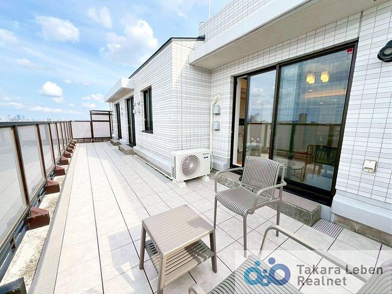 最上階、空へ一直線に伸びる約28㎡のタイルテラス
