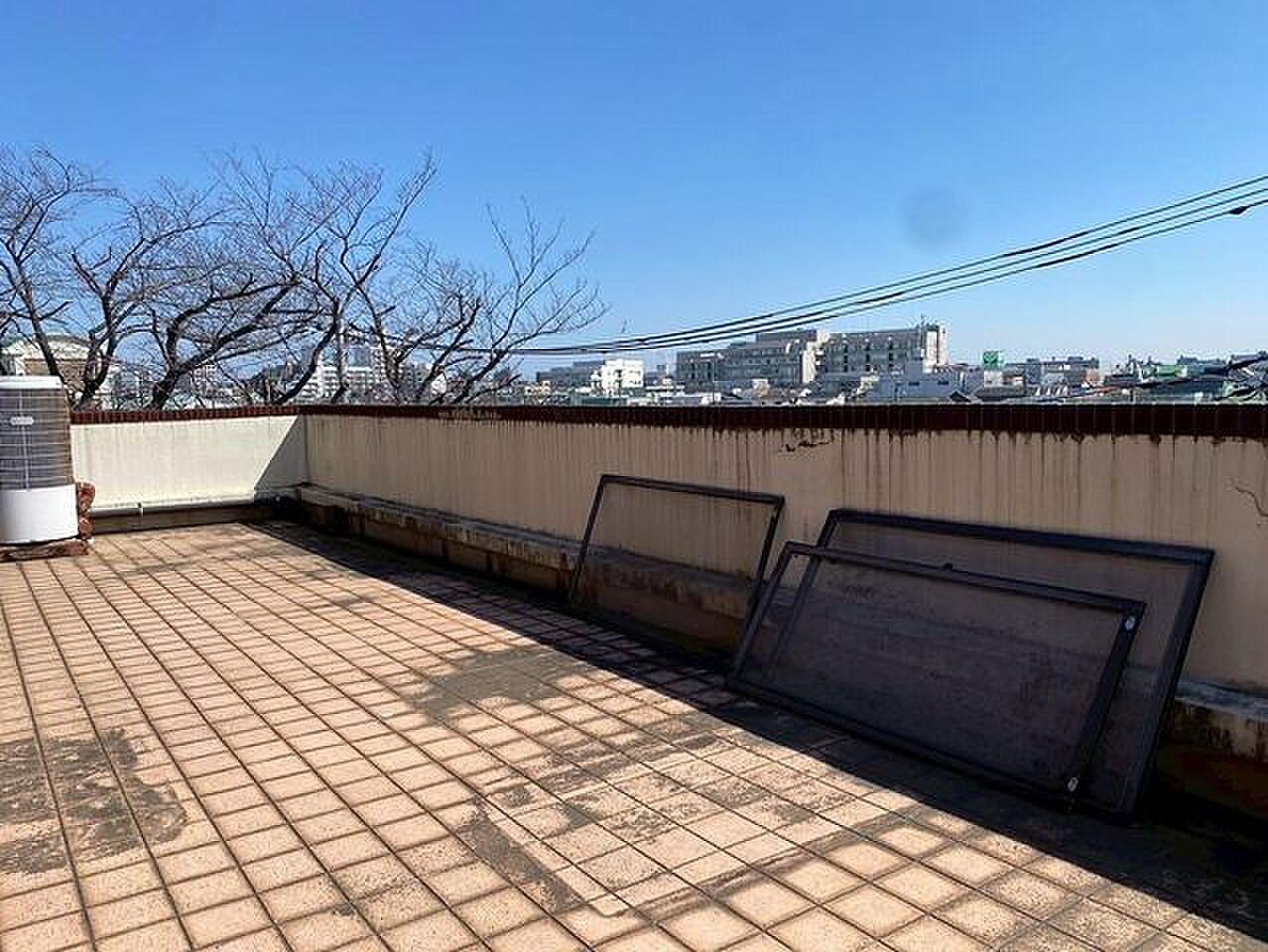 約49.6㎡。全室南向きの居室すべてが、空へ続く