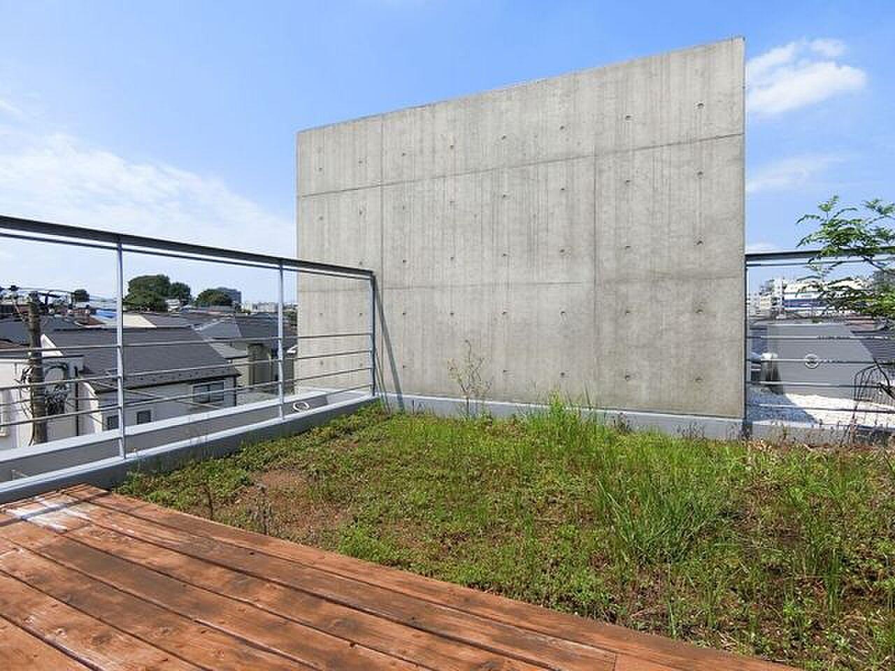 3階LDKから階段を上がれば、空とコンクリート壁だけの20㎡。都立大学駅徒歩5分の屋上時間