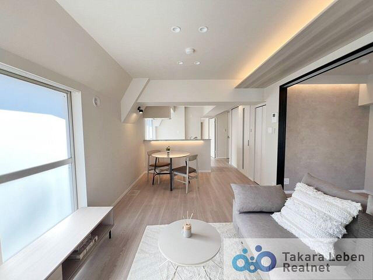 赤坂の空を細長く独り占め、最上階角部屋のリノベ2LDK