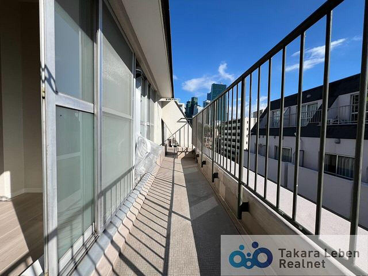 赤坂の空を細長く独り占め、最上階角部屋のリノベ2LDK