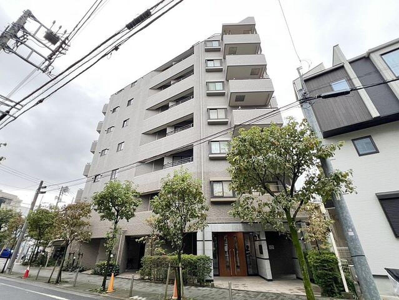 最上階、街の屋根の上に出したテーブル