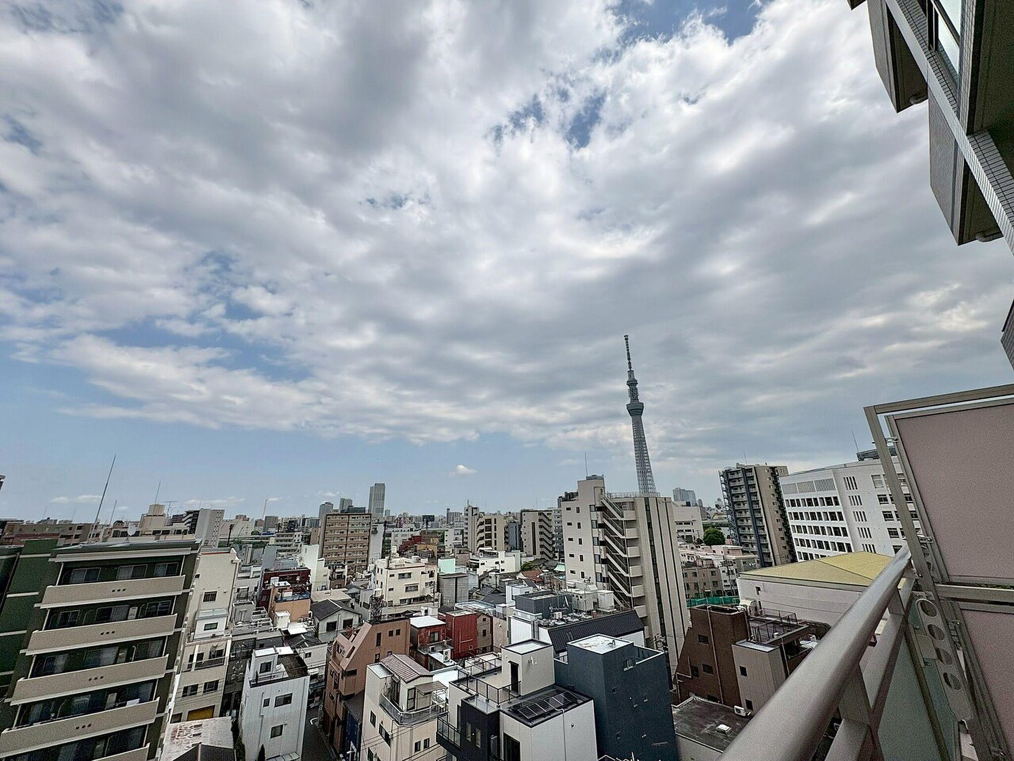 床のタイルの先に、スカイツリーが立っている