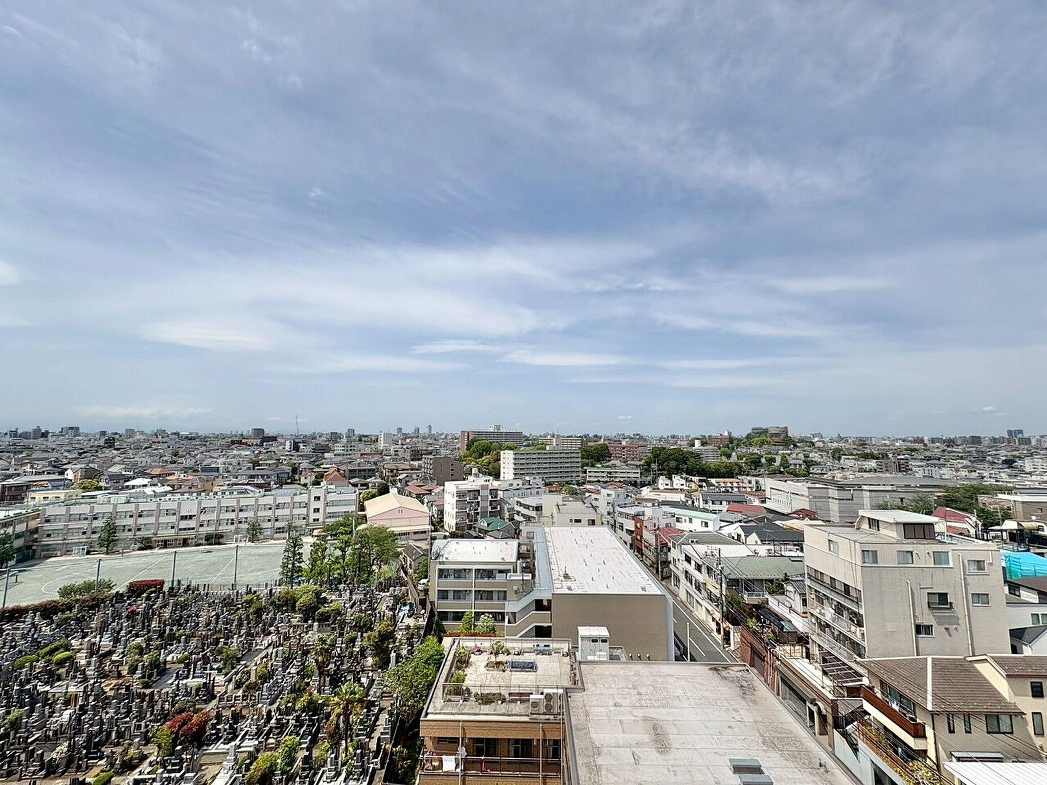 9階、洗濯物の向こうに街の地平線が広がる。塗り替えたばかりの平場を自分の色に育てる住まい