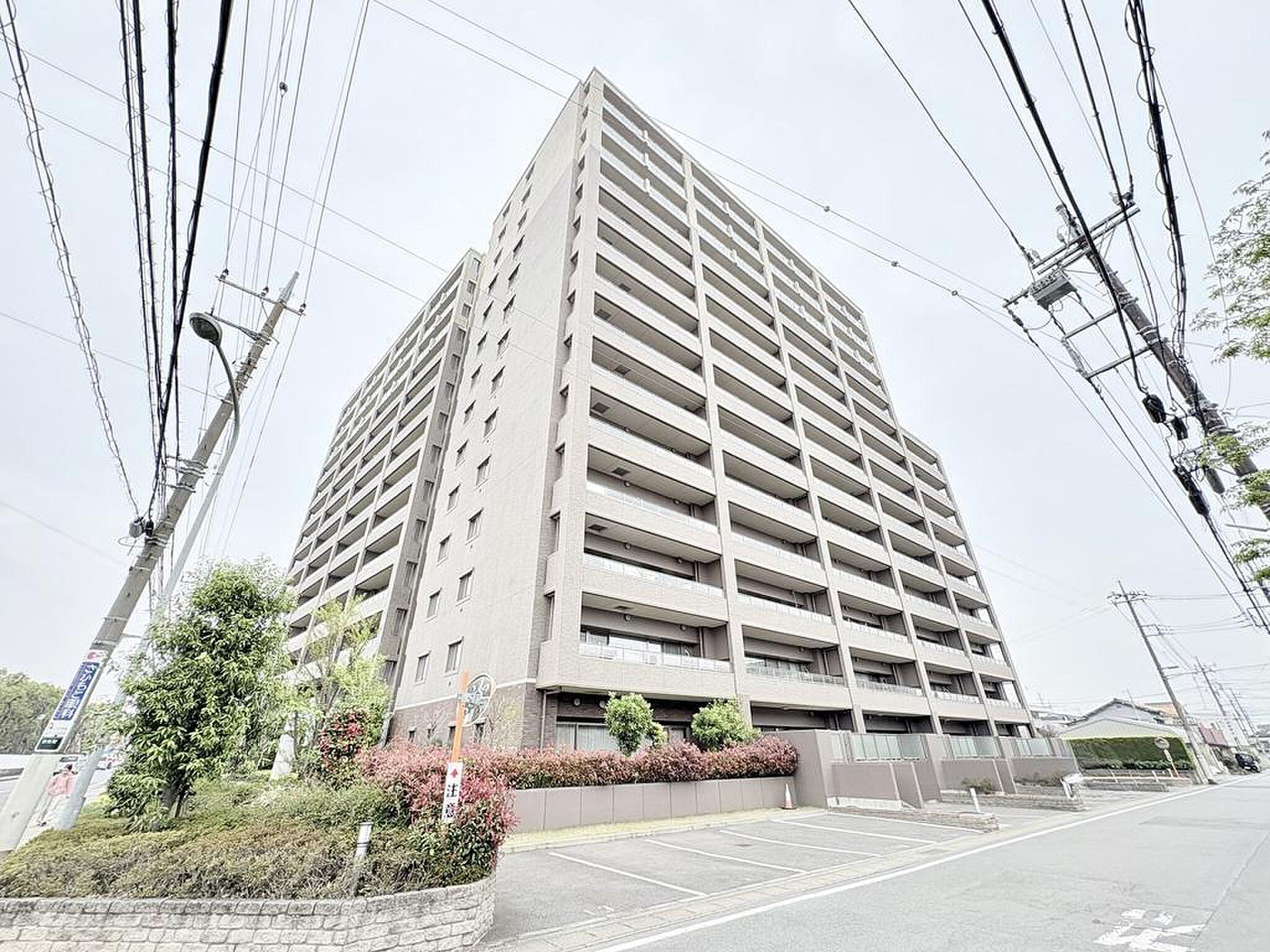 11階、リビングから一続きに伸びる細長い空の廊下