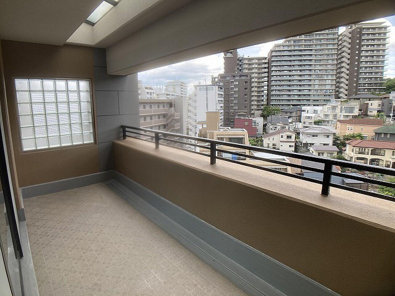 ガラスブロックの光壁に沿って、9階の屋外がまっすぐ伸びる