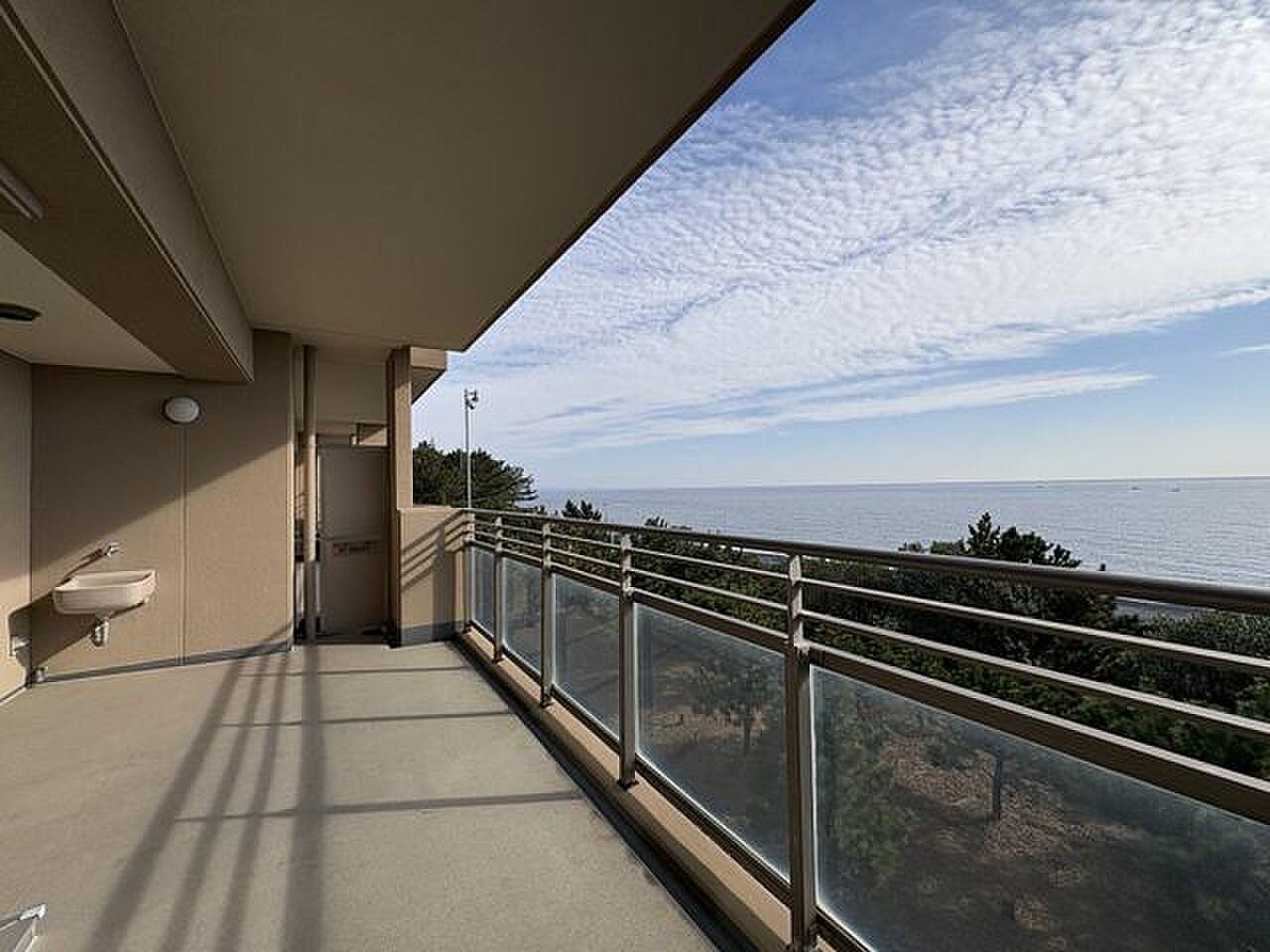 屋根の下に腰かけると、視界のほとんどが海と空になる最上階のバルコニー