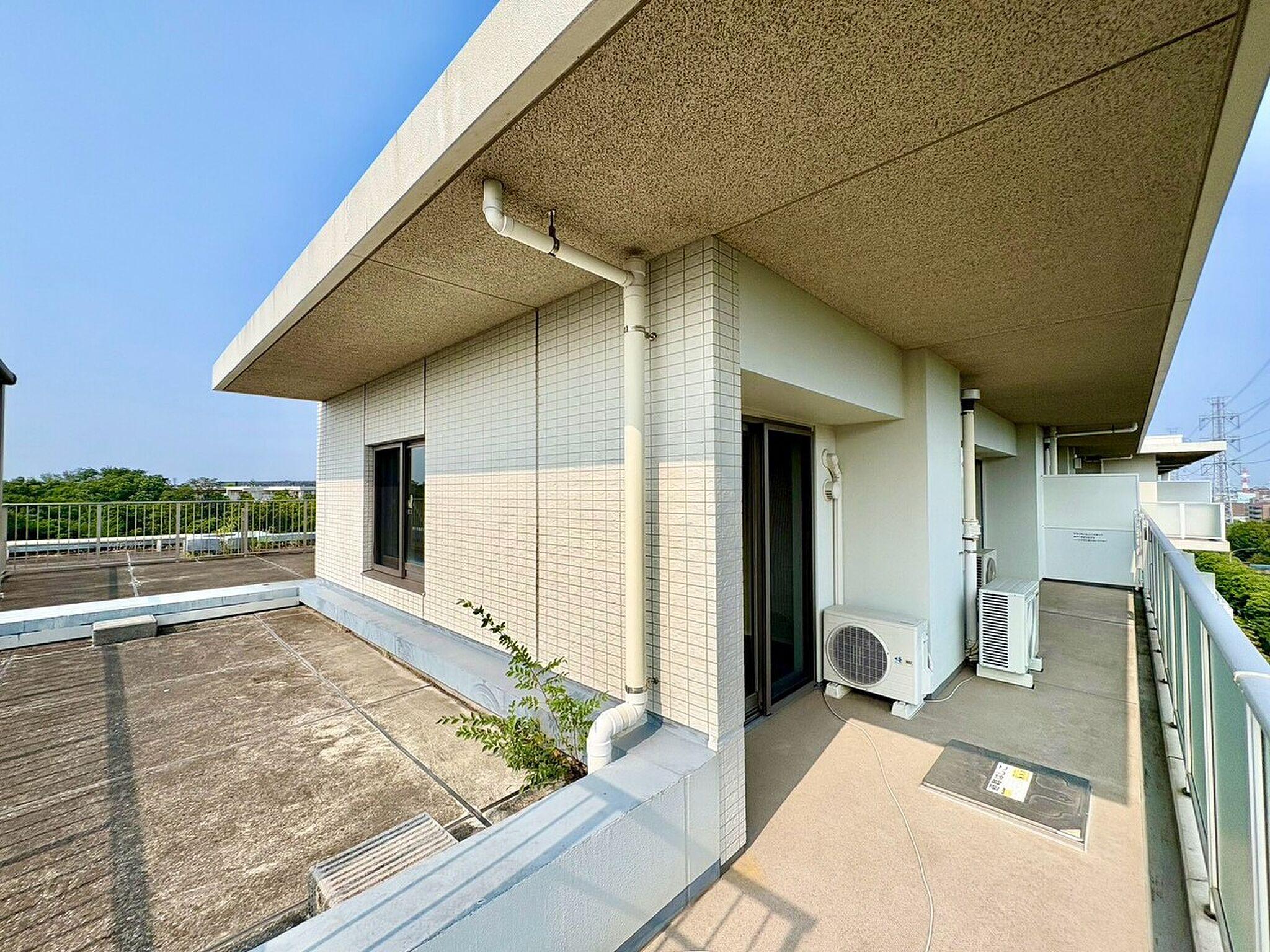 最上階・南向き。屋根の上に、自分たちで育てていく余白がある