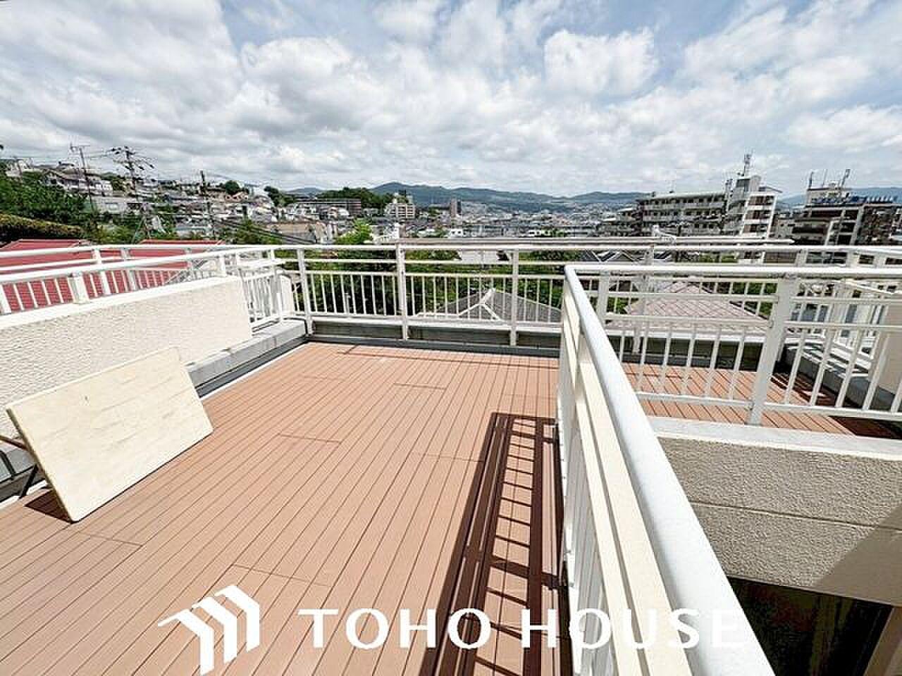 デッキに出れば、宝塚の山並みと空がまるごと目の前に