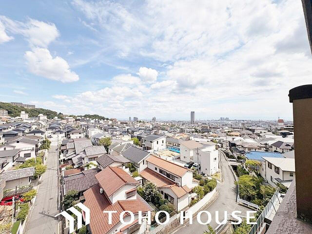 31.82㎡の平場に出て、山の稜線と街並みを見渡しながら朝のコーヒーを