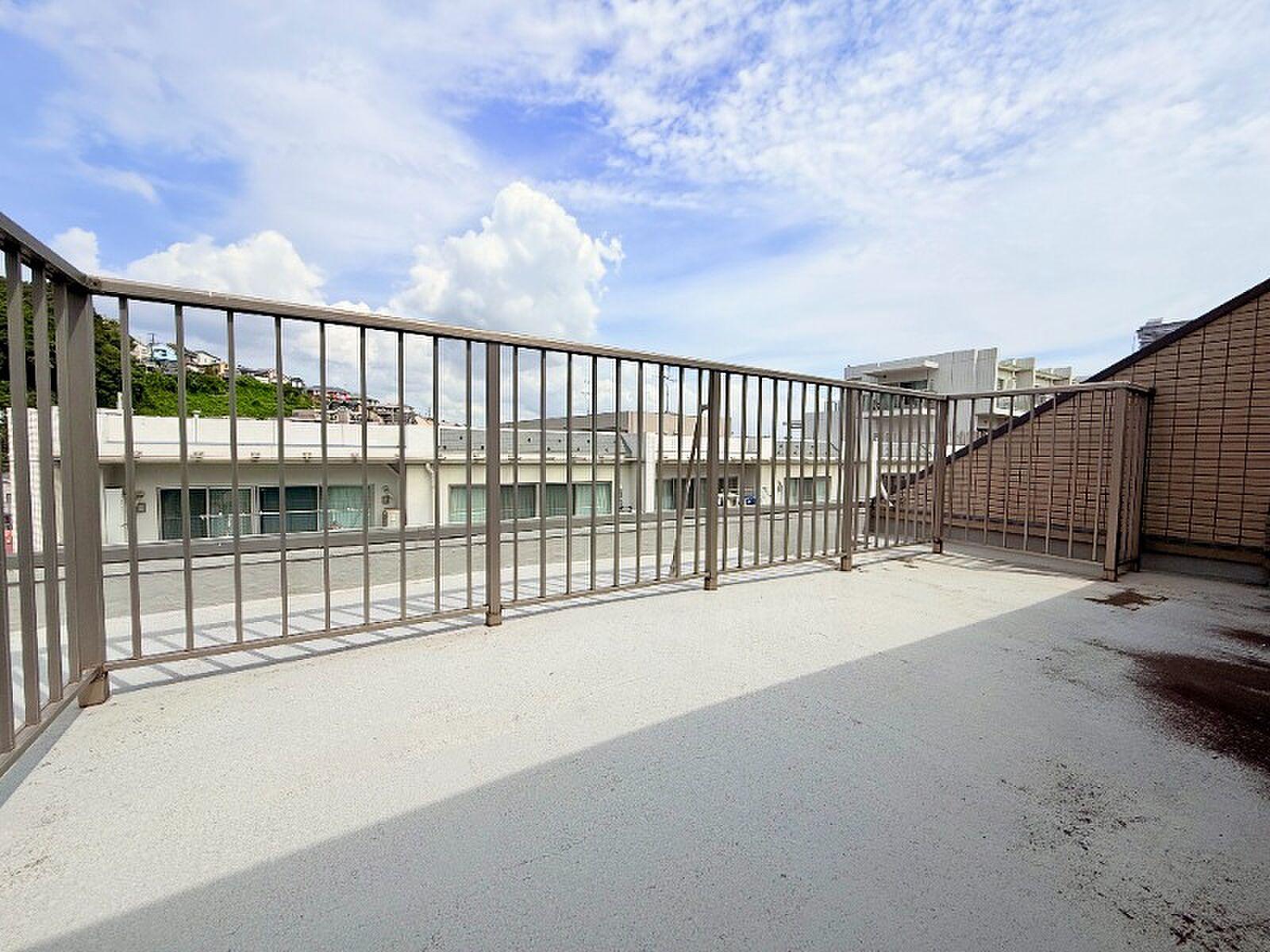 丘の街並みを見下ろす、24㎡の平場と抜けた空